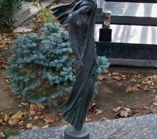 ženská figúra na hrobe Ludwika Korkoša, akad. soch.