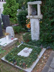 plastika kľačiacej ženy na hrobe Milana Paštéku, akad. mal. (1931 – 1998)