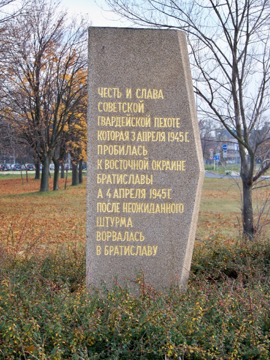 Pamätná tabuľa sovietskej pechote – oslobodeniu Bratislavy v r. 1945